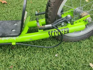 Patinete verde con ruedas grandes