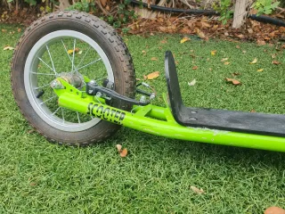 Patinete verde con ruedas grandes