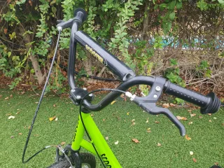 Patinete verde con ruedas grandes