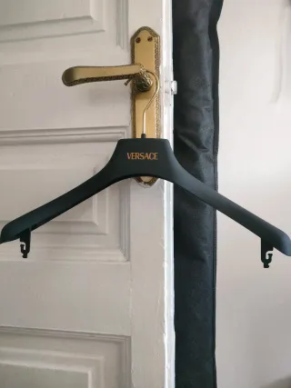 Percha Versace Negra y Dorada