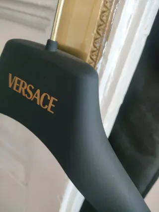 Percha Versace Negra y Dorada