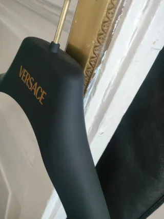 Percha Versace Negra y Dorada