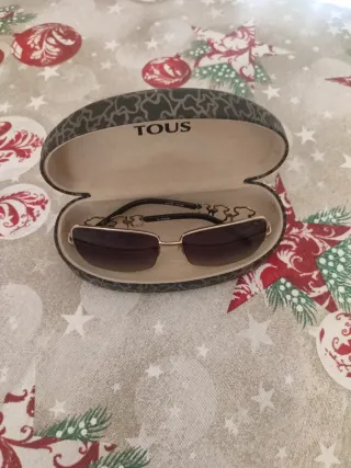 Gafas de sol Tous doradas.