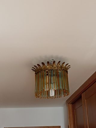 Lámpara colgante de varillas doradas y verdes