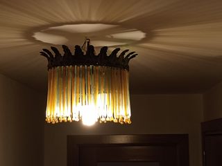 Lámpara colgante de varillas doradas y verdes