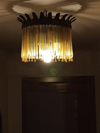 Lámpara colgante de varillas doradas y verdes