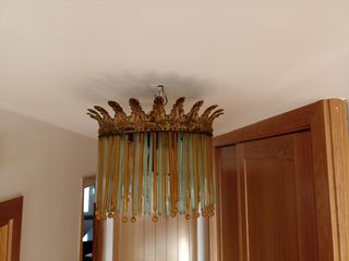 Lámpara colgante de varillas doradas y verdes