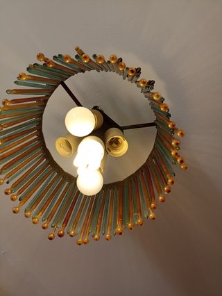 Lámpara colgante de varillas doradas y verdes