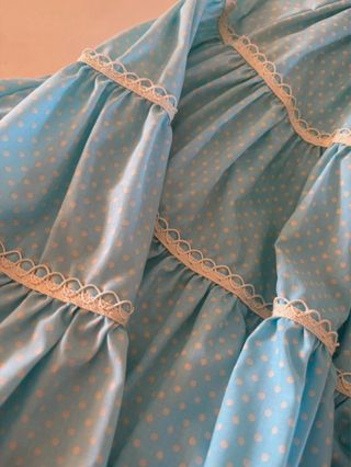 Traje de flamenca niña azul con lunares beige.