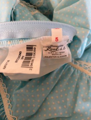 Traje de flamenca niña azul con lunares beige.