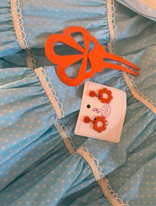 Traje de flamenca niña azul con lunares beige.