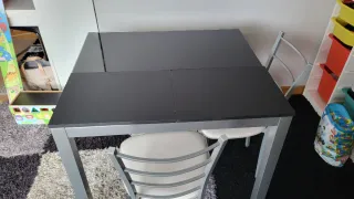 Mesa de cocina cristal y metal con dos sillas