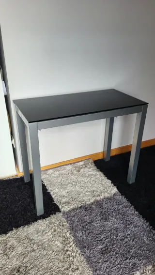 Mesa de cocina cristal y metal con dos sillas