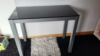 Mesa de cocina cristal y metal con dos sillas