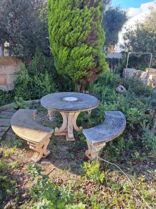 Conjunto mesa y bancos de piedra