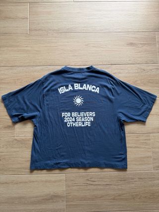 Camiseta cropped estampada azul