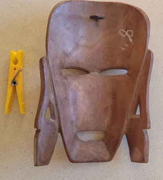 Máscara de madera tallada étnica