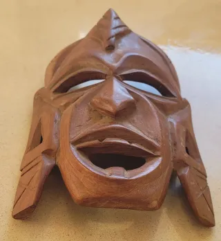 Máscara de madera tallada étnica