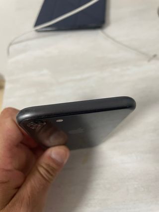 2 iPhone: 8 64GB e SE 128GB