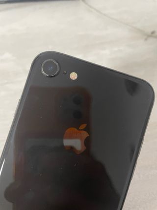 2 iPhone: 8 64GB e SE 128GB