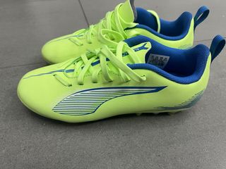 Botas de fútbol Puma neón