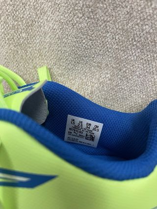 Botas de fútbol Puma neón