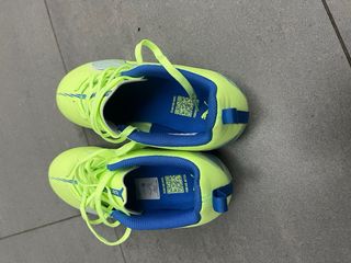 Botas de fútbol Puma neón