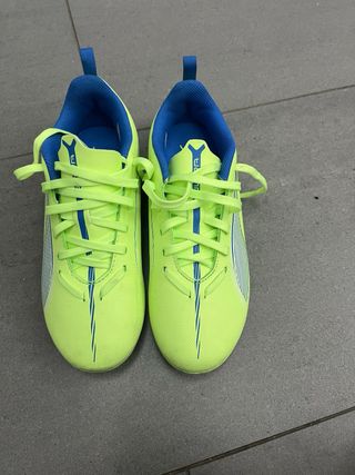 Botas de fútbol Puma neón