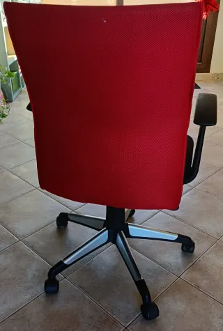 Silla de oficina ruedas roja y negra