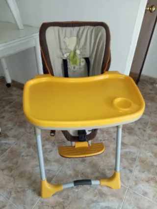 Trona de bebé marrón y naranja