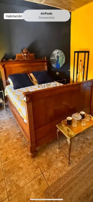 2 camas de 1 persona y cama doble en buen estado.