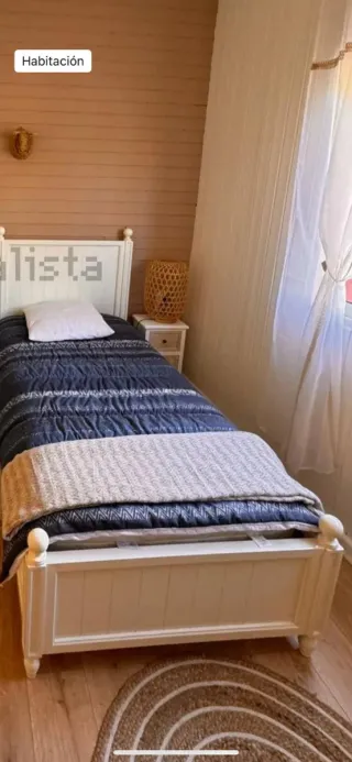 2 camas de 1 persona y cama doble en buen estado.