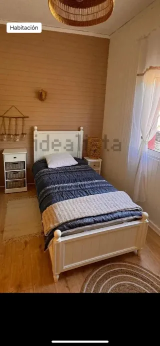 2 camas de 1 persona y cama doble en buen estado.