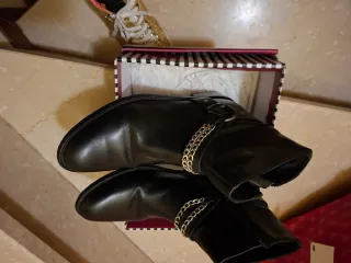 Stivaletti donna neri con catena