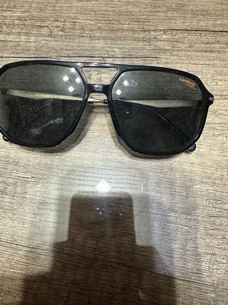 Gafas de sol Carrera negras y doradas