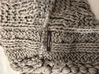 Cuello de punto trenzado gris