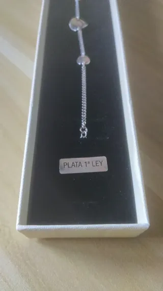 Pulsera de plata con detalles circulares