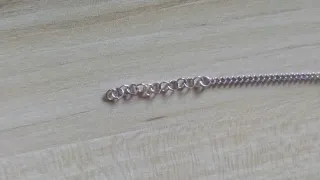 Pulsera de plata con detalles circulares