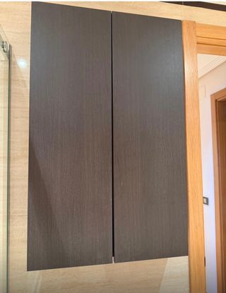 Armario baño madera oscura con baldas de cristal
