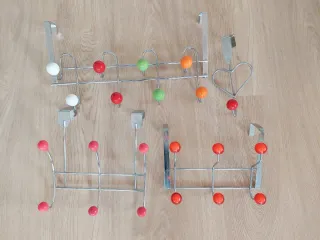 Percheros de puerta metálicos con bolas