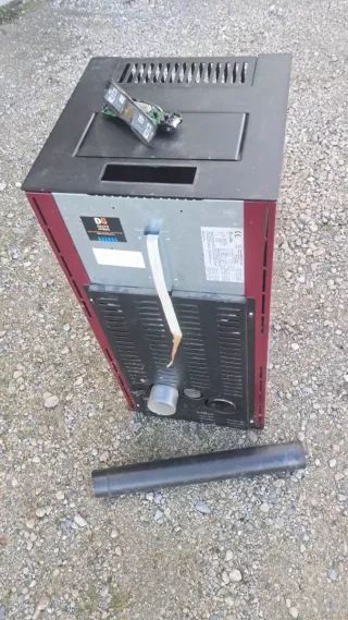 Estufa de pellets negra y roja