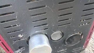 Estufa de pellets negra y roja