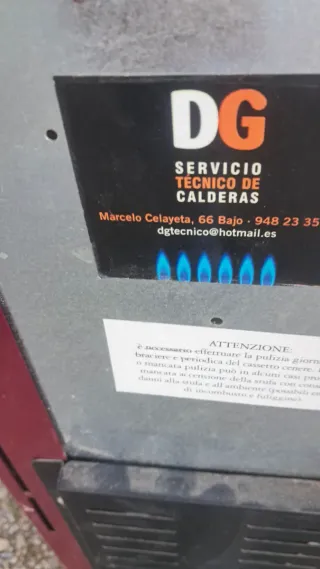 Estufa de pellets negra y roja