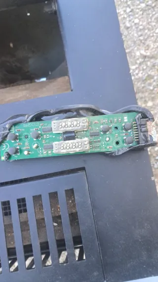 Estufa de pellets negra y roja