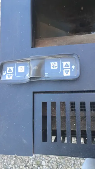 Estufa de pellets negra y roja