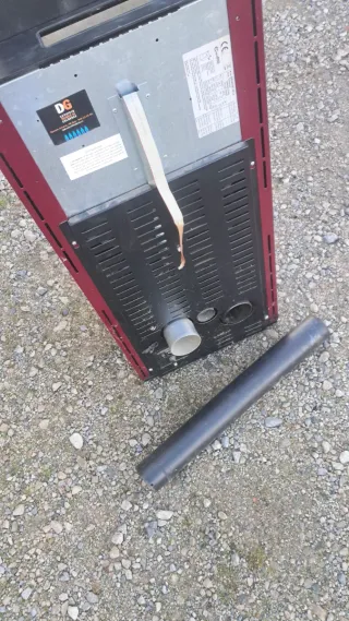 Estufa de pellets negra y roja