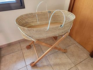 Moisés de mimbre con soporte