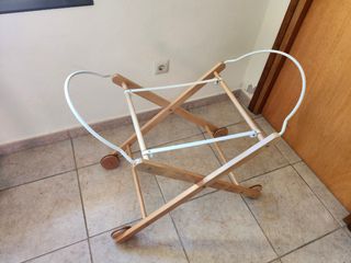 Moisés de mimbre con soporte