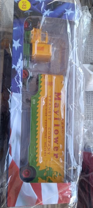 Camión de juguete Mayflower 1/43