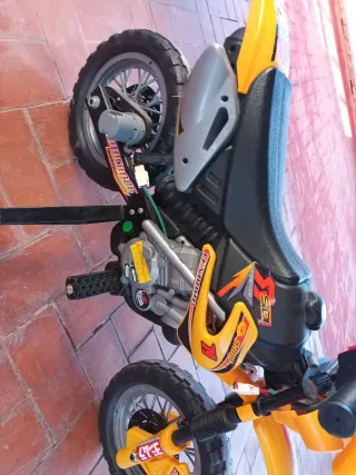 Moto eléctrica infantil amarilla